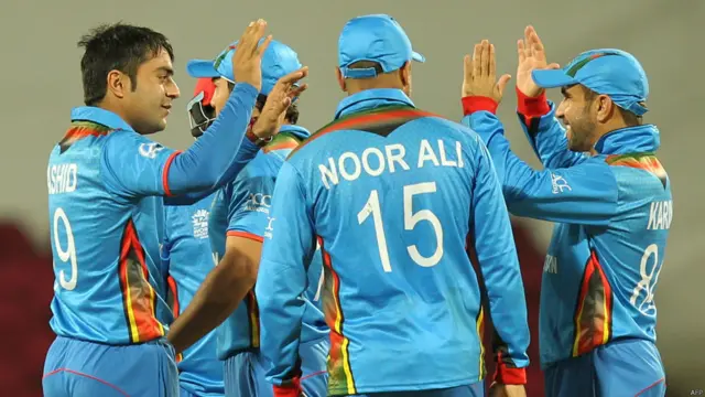 افغانستان کی جانب سے راشد خان نے دو جبکہ سمیع اللہ شنواری اور محمد نبی نے ایک ایک وکٹ حاصل کی۔ 