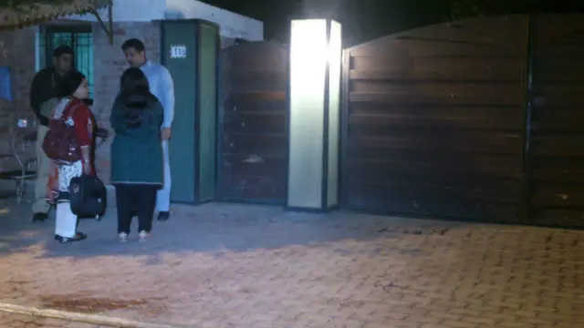 لوگوں کی بڑی تعداد جن میں زیادہ تر تاثیر فیملی کے دوست احباب کی تھی شہباز تاثیر کی بازیابی کی خبر سنتے ہی ان کے گھر پہنچے