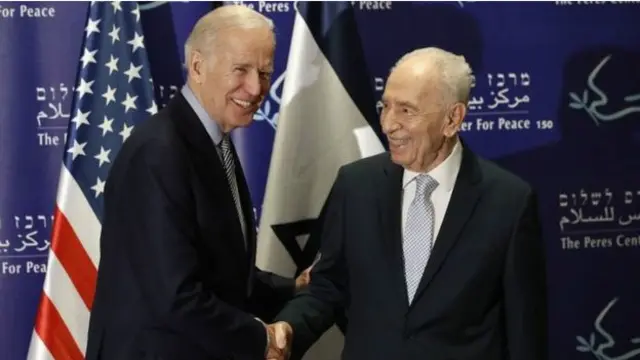 جو بائڈن اور سابق اسرائیلی صدر جائے واقعہ کے پاس ایک تقریب میں شریک تھے