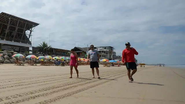 Turistas en Montañita