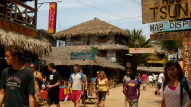 Turistas en Montañita