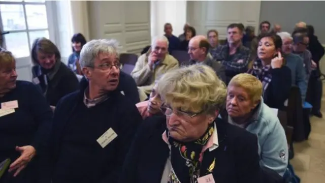 Un grupo de los afectados que acusan al dentista holandés estuvieron presentes en el comienzo del juicio este martes