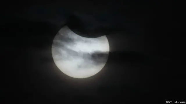 Wartawan BBC Indonesia, Ging Ginanjar dan Haryo Wirawan, mengamati detik-detik terjadinya gerhana matahari di Belitung.