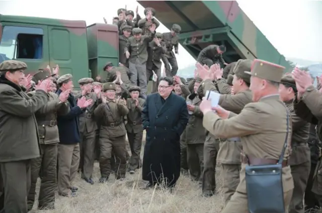 Bức ảnh ông Kim Jong-un được cho là tham dự một cuộc phóng thử tên lửa