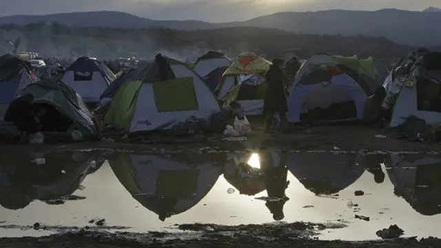 Göçmenler, Idomeni'deki çadır kentte mahsur kaldı.