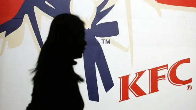 一市民在北京一家肯德基前走过