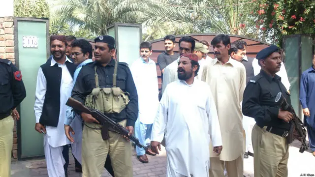  شہباز تاثیر کی بازیابی کے بعد لاہور میں ان کے گھر پر مبارک باد دینے والوں کا تانتا بندھ گیا جبکہ میڈیا کے درجنوں نمائندے کیمروں کے ساتھ ان کے گھر کے باہر براجمان ہوگئے۔