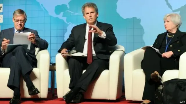 IMF Birinci Başkan Yardımcısı Lipton, küresel talepteki zayıflığı büyümeleri aşağı çektiği uyarısını yapıyor.