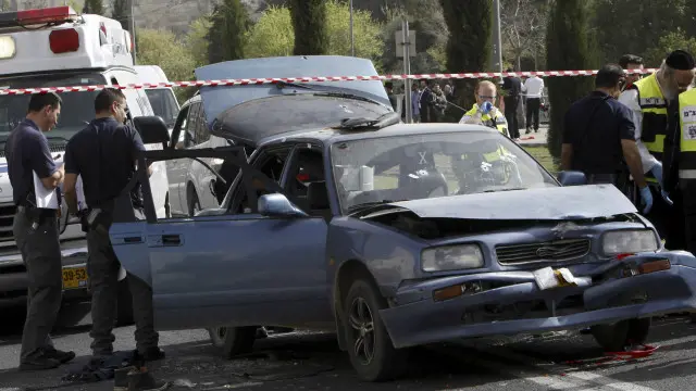 الشرطة الإسرائيلية تفحص السيارة التي قالت إن الفلسطينيين استخدماها في الهجوم