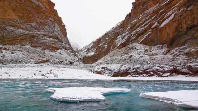扎斯卡山谷中结冰的河水（图片来源：Neelima Vallangi）