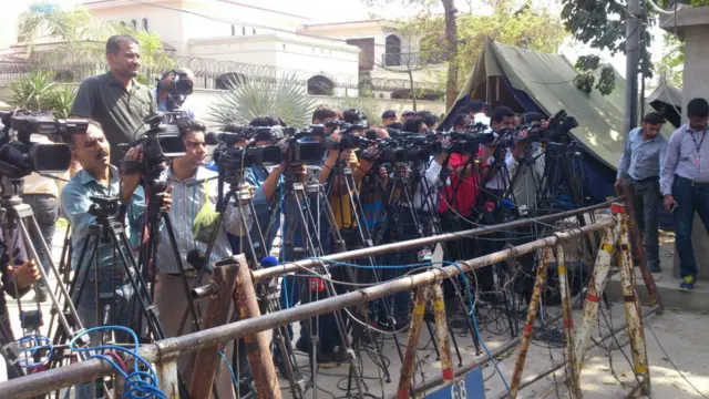 سابق مقتول گورنر سلمان تاثیر کے گھر کے باہر میڈیا کا ہجوم