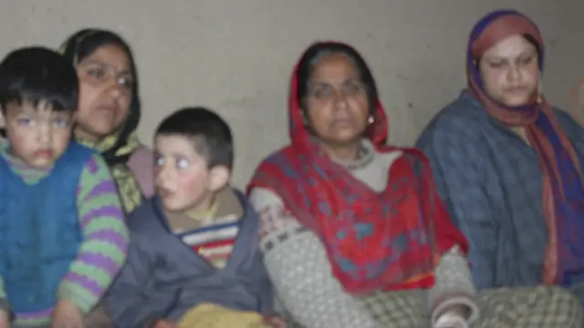 بعض کمشیری خاندان کے لیے تعلیم ایک مسئلہ ہے