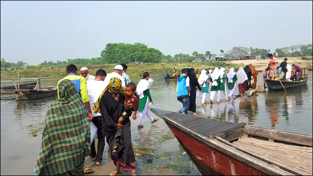 ব্রহ্মপুত্র পারাপার। নদ এখানে কিছুটা গভীর বলেই খেয়া নৌকায় চড়ছে ওপারের বাসিন্দারা। 