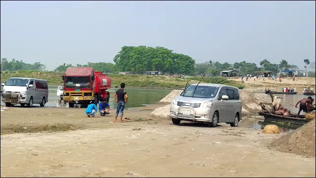 কাচারীঘাটে নদের মধ্যিখানে গাড়ি নিয়ে চলছে ধোয়ামোছার কাজ। বর্ষা মৌসুম হলে এই জায়গাটায় পানি থাকতো কমপক্ষে দশ হাত। 