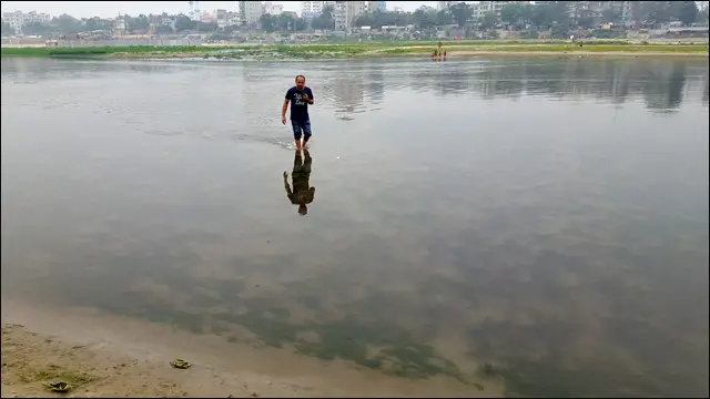নদের এই জায়গাটা হেঁটেই পাড়ি দেয়া যায়। সর্বোচ্চ গভীর যে অংশটি সেখানেও পানি হাঁটুর ওপরে নয়। 