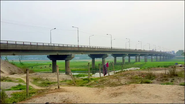 প্রায় আধ কিলোমিটার দীর্ঘ শম্ভূগঞ্জ সেতুর তলায় ব্রহ্মপুত্রের প্রস্থ ৫০ মিটারেরও কম। বাকীটা কি তা দেখতেই পাচ্ছেন। 