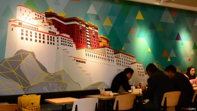 “自由西藏”表示肯德基应该保证雇佣、培训和公平地提升藏人雇员，而且要保证在肯德基店里使用藏语。