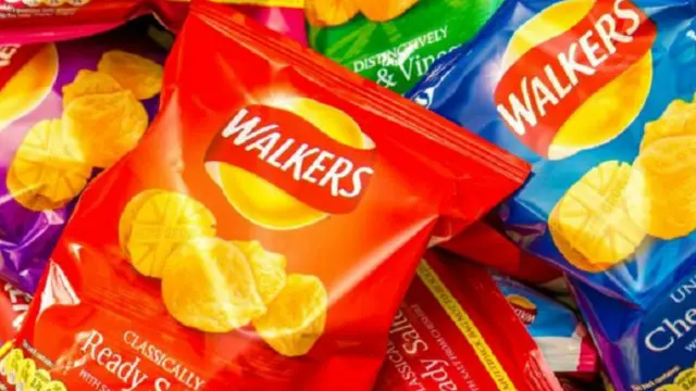 يرغب العديد من المغتربين البريطانيين في تناول رقائق البطاطس وغيرها من الوجبات الخفيفة في المنزل