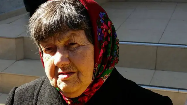 Марія Савченко біля приміщення суду у Донецьку, де судять її доньку