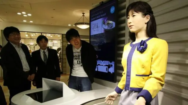 Robot pendahulunya, Chihira Junko sudah lebih dulu digunakan sebagai petugas informasi di pusat perbelanjaan di Tokyo.