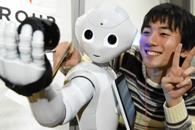 Робот с человеком