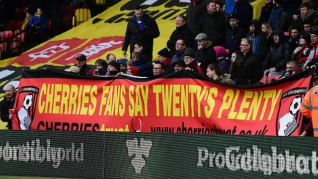 Penggemar Bournemouth mendukung kampanye Twenty's Plenty atau £20 Cukup dari FSF.