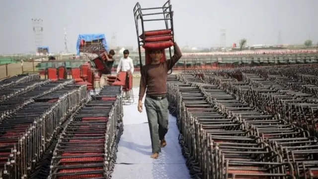 سری سری روی شنکر کی فاونڈیش دنیا بھر میں یوگا مراکز چلاتی ہے