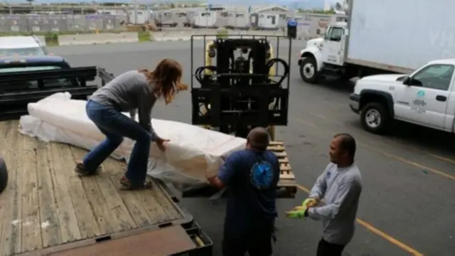 Imagen del letrero embalado para su envío a Japón.