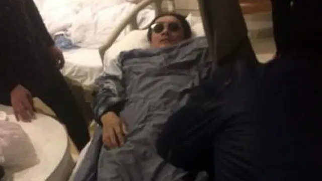 在台湾艺人黄安（54岁），10日凌晨突然搭乘医疗包机回台湾接受医疗，并在自己的微博上发文“回来了”（划面撷取自黄安微博）