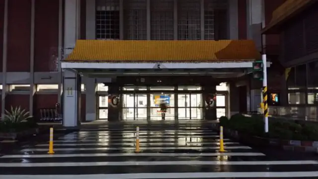 黄安的医疗专机于10日凌晨抵达台湾，黄安却不走正门反而走旁边的小门离开，许多媒体听闻消息立刻驱车前往振兴医院，留下空荡荡的正门。