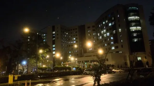 黄安入住位于北投区的振兴医院，院方先前一概对黄安入住表示“没听闻，无法评论”，但在接近10日凌晨时，该院随即出现大批黑衣人。