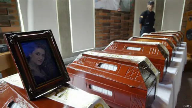 Se calcula que al menos 220.000 personas han muerto en el conflicto armado colombiano. En la imagen, restos de víctimas descubiertos en fosas comunes.