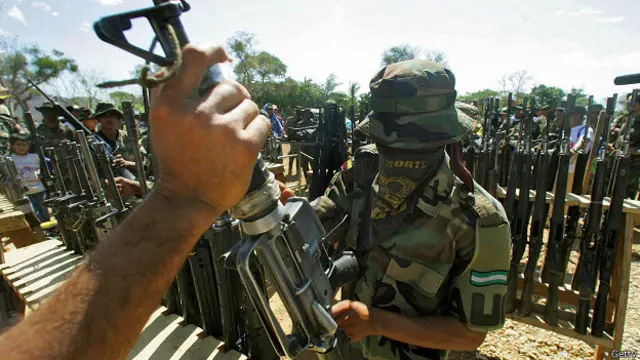 Varios grupos paramilitares se desmovilizaron la década pasada. Desde entonces el gobierno colombiano no reconoce su existencia y a los nuevos grupos los llama bandas criminales (Bacrim).