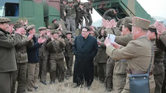 Kim Jong-un tuyên bố đã thu nhỏ được đầu đạn hạt nhân