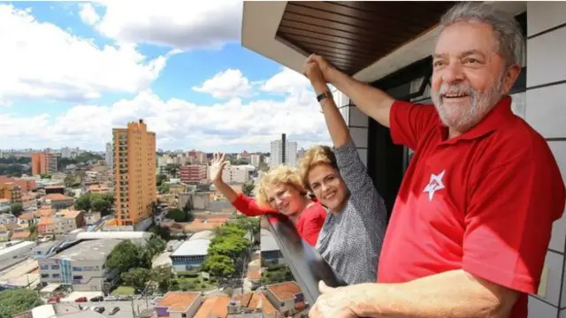 Tổng thống Brazil Rousseff (giữa) ủng hộ vợ chồng ông Lula một ngày sau khi ông bị bắt ở Sao Paulo
