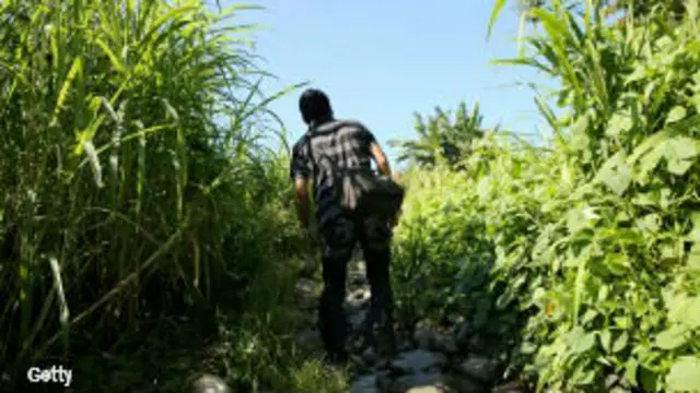 Un centroamericano cruza la frontera entre México y Guatemala