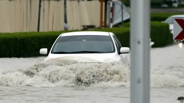 متحدہ عرب امارات کے مختلف حصوں میں شدید بارش کی وجہ سے سڑکیں زیرِ آب آگئیں، فضائی سروس معطل کرنا پڑی اور تعلیمی اداروں میں چھٹی کا اعلان کر دیا گیا۔ 