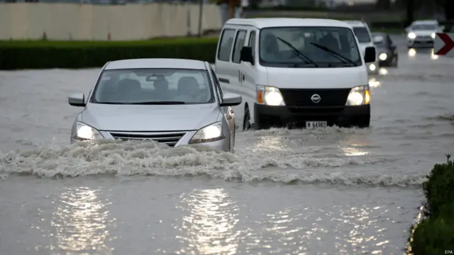  آندھی وطوفان کے نتیجے میں عمان میں تین افراد ہلاک ہوگئے ہیں۔