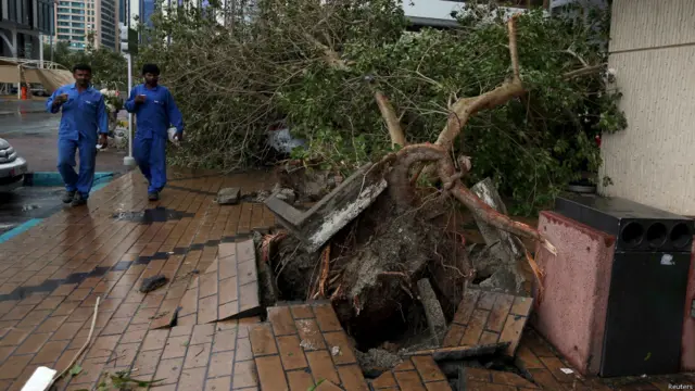 ابوظہبی میں شدید بارش کے آغاز کے بعد بہت سے سکولوں میں تعلیمی سرگرمیوں کو روکنا پڑا۔