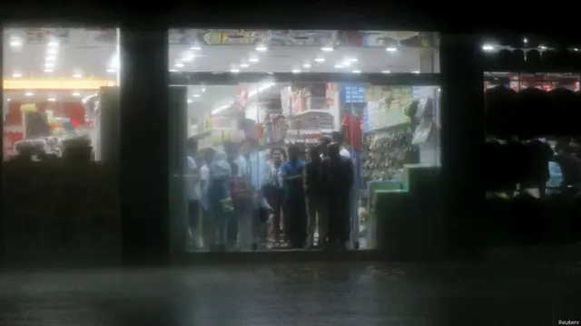 ابوظہبی میں خراب موسم نے سٹاک مارکیٹ میں کاروبار کو روک دیا اور اسے ایک روز کے لیے بند کرنا پڑا۔