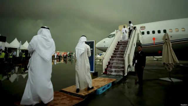 متحدہ عرب امارات کے محکمہ موسمیات نے پہلے ہی بدھ کو شدید بارشوں کا امکان ظاہر کیا تھا اور کہا تھا کہ ممکنہ طور پر بارشوں کا سلسلہ بدھ سے جمعرات تک جاری رہے گا۔