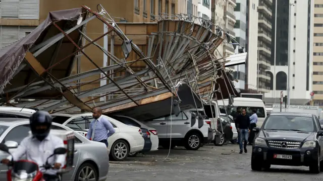 خبر رساں ادارے اے پی کے مطابق متحدہ عرب امارات کے کمرشل مرکز دبئی کی سڑکیں زیرِ آب آگئیں۔