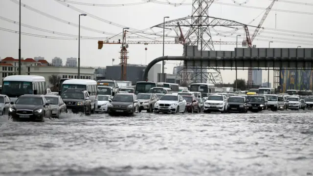 روزنامہ دی ٹائمز آف عمان کے مطابق اتوار سے لے کر اب تک ملک بھر میں بارشوں اور بجلی گرنے کے باعث تین افراد ہلاک ہو چکے ہیں۔