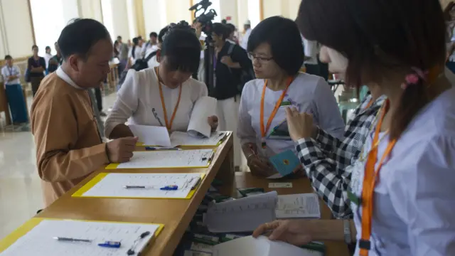 一名民盟议员抵达国会大楼