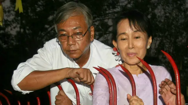 Aung San Suu Kyi (kanan) bersama Htin Kyaw (kiri), sosok yang diajukan Partai NLD menjadi kandidat presiden Myanmar.