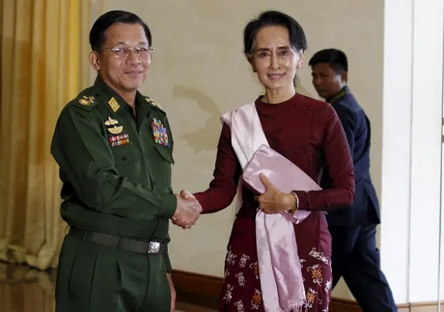 Bà Suu Kyi thương thuyết với Tham mưu trưởng Min Aung Hlaing (Ảnh: AFP)