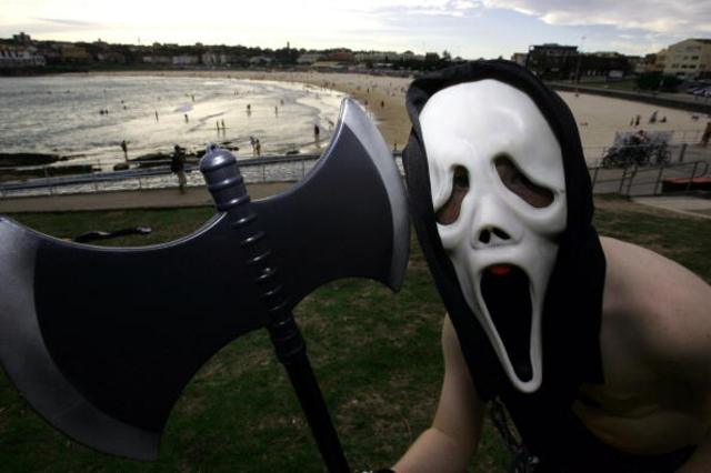 從《辛普森一家》到90年代恐怖片《驚聲尖叫》裏的殺手佩戴的鬼臉面具，《吶喊》出現在許多流行文化中(圖片來源：Getty )