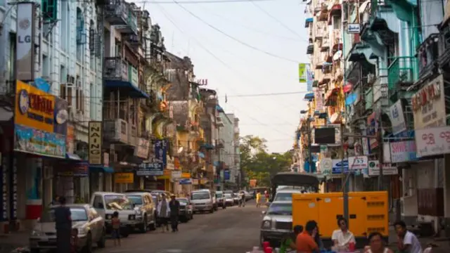 Do có nhiều thập niên cô lập nên nhà cửa ở Yangon trông còn tương đối thấp so với các nước láng giềng Đông Nam Á