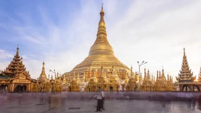 Tháp mạ vàng tại chùa Shwedagon cao khoảng 100 mét (Ảnh: iStock)