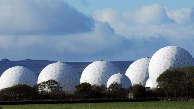 英格兰皇家空军曼威斯山基地的雷达天线罩布满天际线（图片来源：Christopher Furlong/Getty)